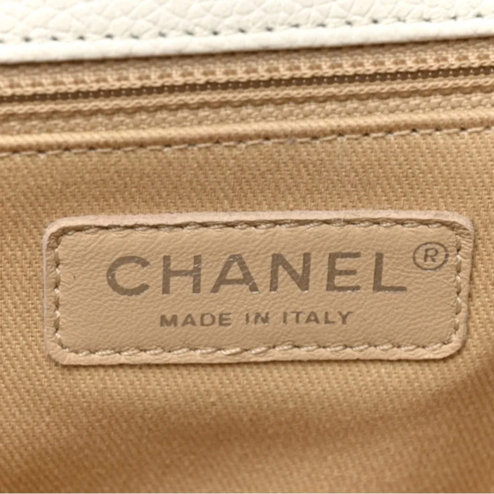 Beautiful White Chanel Crossbody In very good condition! Authentic! - Picture 5 of 7